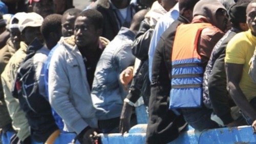 Un barcone di migranti approda nel porto di Lampedusa, oggi 9 aprile 2011. ANSA / ETTORE FERRARI