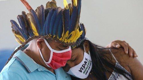 TOPSHOT - Indigenous from the Parque das Tribos community mourns at the funeral of Chief Messias, ...