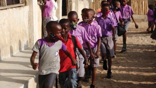 Bambini in una scuola anglofona della Nigeria (Epa)