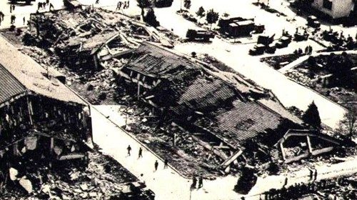 Edifici distrutti dal terremoto del 6 maggio 1976 in Friuli Venezia Giulia. ANSA/ US ESERCITO +++ NO ...