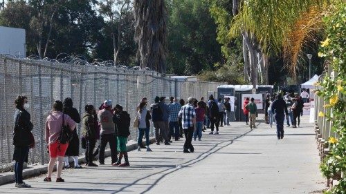 Persone in attesa di effettuare il test molecolare per la positività al covid-19 Los Angeles (Afp)