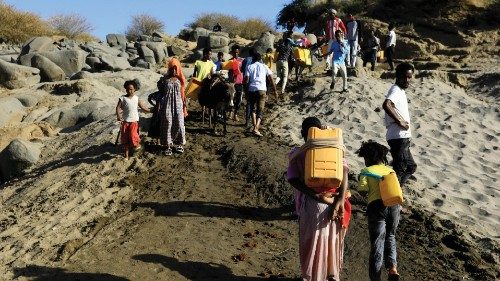 Famiglie in fuga dai combattimenti nel Tigray (Reuters)