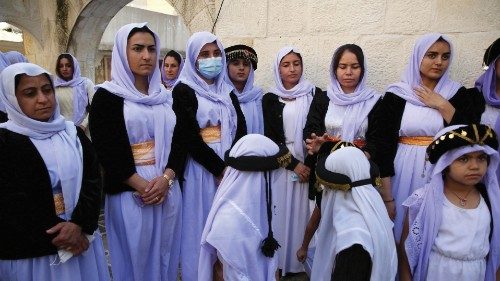 Un gruppo di donne yazide che erano state schiavizzate dall’Is partecipano a un incontro a Duhok nel Kurdistan iracheno. Migliaia di donne yazide sono state obbligate a convertirsi all’Islam e a sposare militanti del gruppo armato (Epa).