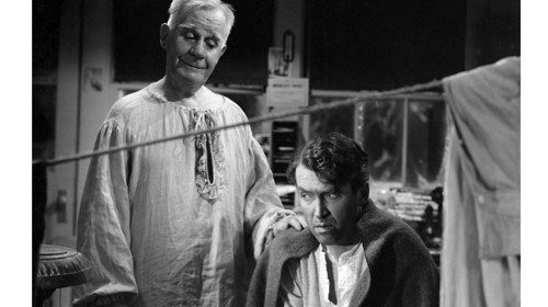 Henry Travers nei panni di Clarence Oddbody, “Angelo di Seconda Classe”, con James Stewart, in una scena del film «La vita è meravigliosa» di Frank Capra (1946)