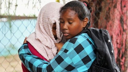L’abbraccio tra due migranti venezuelani scampati a un naufragio (Reuters) L’abbraccio tra due migranti venezuelani scampati a un naufragio (Reuters)