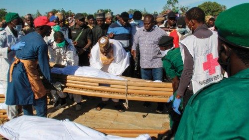 I funerali di alcune delle vittime di Boko Haram (Afp)