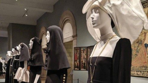La mostra Heavenly Bodies: Fashion and the Catholic Imagination al Metropolitan Museum of Art di New York nel 2018 La mostra Heavenly Bodies: Fashion and the Catholic Imagination al Metropolitan Museum of Art di New York nel 2018