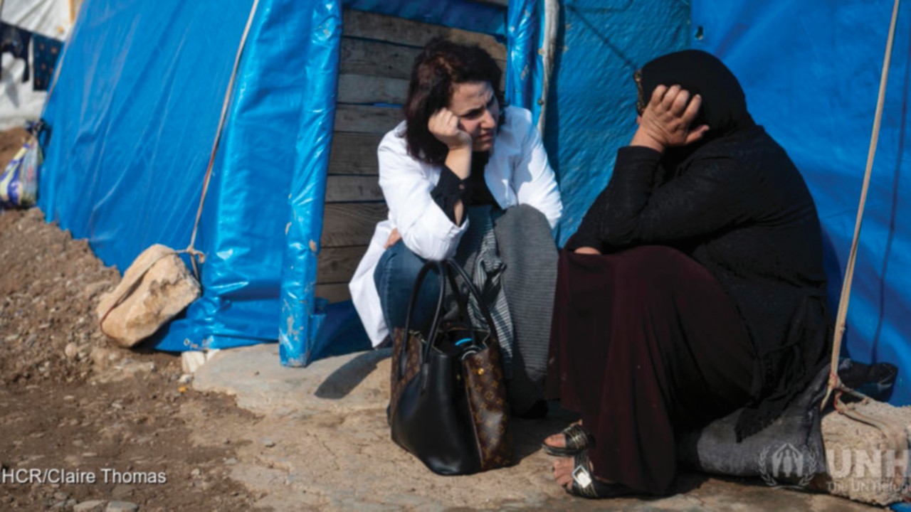 La ginecologa Nagham Nawzat Hasan all’opera in un insediamento nel Governatorato di Duhok, nella regione del Kurdistan, nel nord dell'Iraq. © UNHCR / Claire Thomas