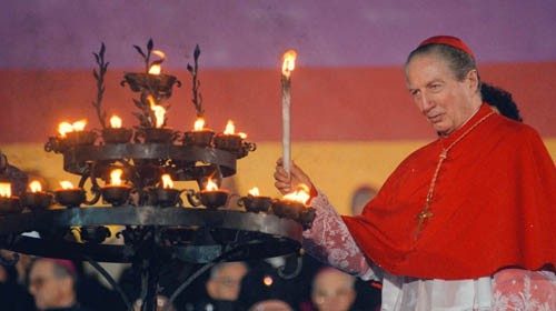 Il cardinale Carlo Maria Martini nel 1996 durante i festeggiamenti per il decennale dell’incontro interreligioso di Assisi