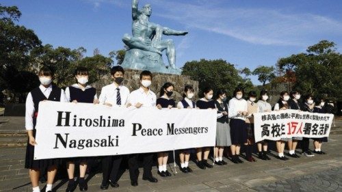 Studenti radunati il 25 ottobre scorso al Peace Park di Nagasaki, a seguito della ratifica del Trattato sulla proibizione delle armi nucleari da parte di cinquanta Paesi