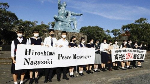 Studenti radunati il 25 ottobre scorso al Peace Park di Nagasaki, a seguito della ratifica del Trattato sulla proibizione delle armi nucleari da parte di cinquanta Paesi Studenti radunati il 25 ottobre scorso al Peace Park di Nagasaki, a seguito della ratifica del Trattato sulla proibizione delle armi nucleari da parte di cinquanta Paesi