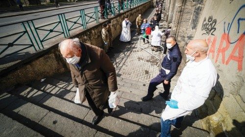 Coronavirus: Fila e volti alla mensa dei poveri di Napoli. 30 Marzo 2020 ANSA/CESARE ABBATE/