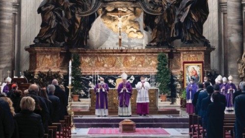 Em.mo Card. Pietro Parolin - Basilica Vaticana - Altare della Cattedra: Esequie del prof. Giuseppe ...
