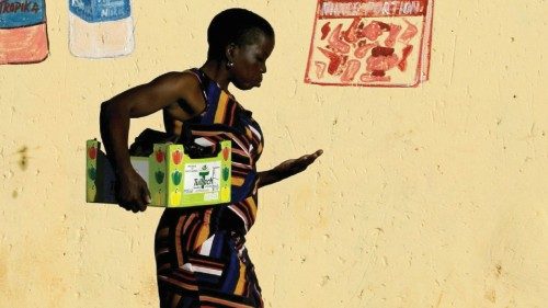 Una donna conta il suo resto all’uscita di un minimarket in Sud Africa durante il lockdown (Reuters ) Una donna conta il suo resto all’uscita di un minimarket in Sud Africa durante il lockdown (Reuters )