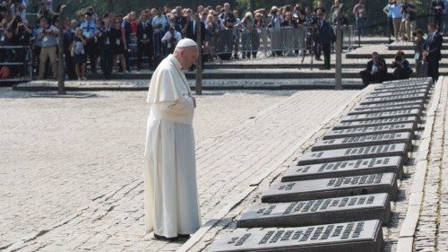 -S.S. Francesco - Viaggio Apostolico in Polonia : Visita al Campo di Birkenau 29-07-2016
- ... -S.S. Francesco - Viaggio Apostolico in Polonia : Visita al Campo di Birkenau 29-07-2016
- ...