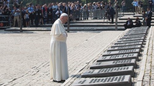 -S.S. Francesco - Viaggio Apostolico in Polonia : Visita al Campo di Birkenau  29-07-2016

 - ...