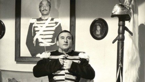 Renato Rascel nei panni di una delle sue più celebri macchiette, «il corazziere» Renato Rascel nei panni di una delle sue più celebri macchiette, «il corazziere»