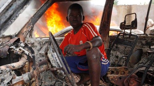Una foto di repertorio: un bambino centrafricano che cerca riparo dalle violenze