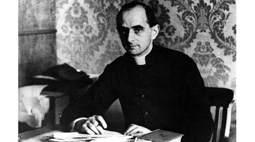 Giovanni Battista Montini, giovane sacerdote nel suo studio romano Giovanni Battista Montini, giovane sacerdote nel suo studio romano