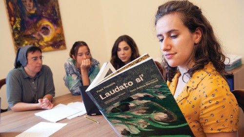 Marcela Chapa, Marianna Beltrami, Josefina Mas in ufficio con suor Alessandra Smerilli (Foto gentilmente concessa da Alessia Giuliani/Cpp)