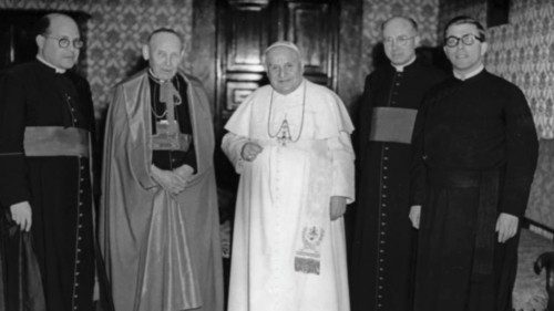 San Giovanni XXIII con i primi collaboratori del Segretariato per la promozione dell’unità dei cristiani 