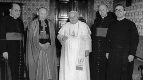 San Giovanni XXIII con i primi collaboratori del Segretariato per la promozione dell’unità dei cristiani San Giovanni XXIII con i primi collaboratori del Segretariato per la promozione dell’unità dei cristiani