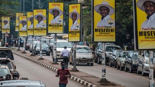 Manifesti elettorali nel centro di Kampala, la capitale ugandese (Afp)