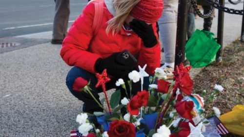 Una donna piange la morte di Ashli Babbitt, uccisa durante l’assalto di mercoledì Una donna piange la morte di Ashli Babbitt, uccisa durante l’assalto di mercoledì