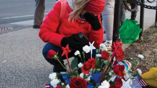 Una donna piange la morte di Ashli Babbitt, uccisa durante l’assalto di mercoledì