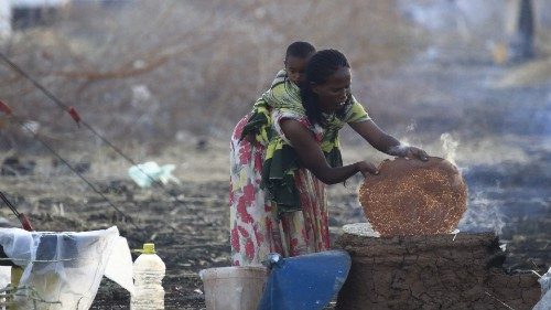 Una rifugiata etiope nel campo profughi di Um Raquba a Gedaref, nel Sudan orientale (Afp)