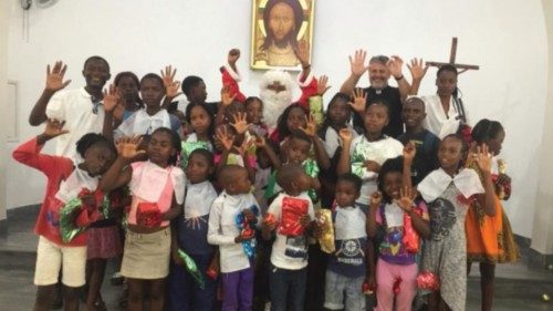 La festa dei bambini nella cattedrale di Maputo con don Giorgio Ferretti La festa dei bambini nella cattedrale di Maputo con don Giorgio Ferretti