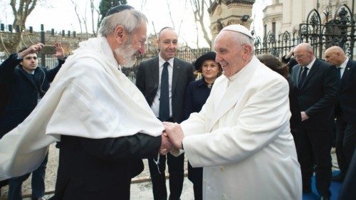 Papa Francesco con il rabbino Di Segni il 17 gennaio 2016 alla Sinagoga di Roma