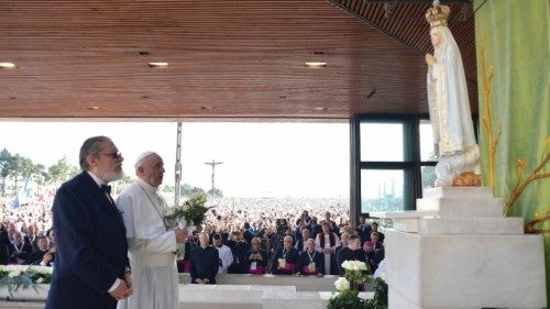 Soccorsi accanto al Papa davanti alla Vergine di Fátima (12 maggio 2017)