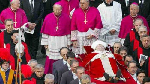 L’arcivescovo Rizzato (il primo dei presuli da destra) ai funerali di Giovanni Paolo II (8 aprile 2005)