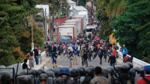 TOPSHOT - Security forces block migrants who arrived in caravan from Honduras on their way to the ... TOPSHOT - Security forces block migrants who arrived in caravan from Honduras on their way to the ...