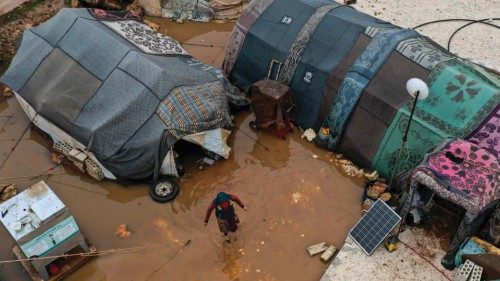 Un campo nella provincia di Idlib allagato dalle piogge (Afp)