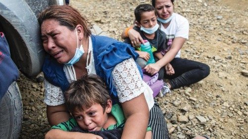 epa08947052 A migrant cries along with her child after the Police dissolved the caravan of thousands ...