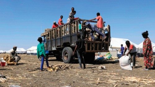 Profughi etiopi, all’arrivo nel campo di Tenedba a Mafaza, in Sudan (Afp)