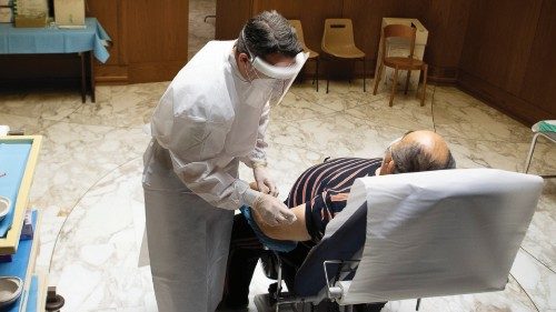 La vaccinazione di una persona senza fissa dimora effettuata nell’Aula Paolo VI in Vaticano La vaccinazione di una persona senza fissa dimora effettuata nell’Aula Paolo VI in Vaticano
