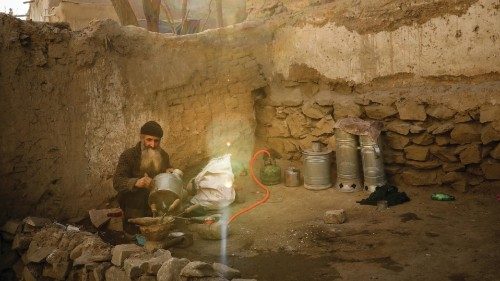 Un afghano bolle l’acqua in un Samovar in una strada di Kabul (Epa) Un afghano bolle l’acqua in un Samovar in una strada di Kabul (Epa)