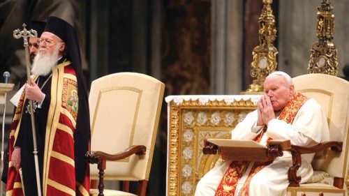 Giovanni Paolo II e il patriarca Bartolomeo nella basilica di San Pietro il 27 novembre 2004