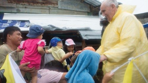 Tra le abitazioni dei pescatori distrutte dal tifone (Tacloban, 17 gennaio 2015)