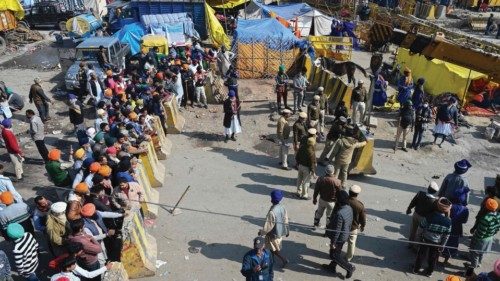 Manifestazione di contadini a New Delhi (Ansa)