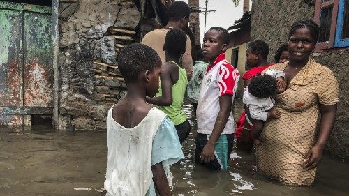 epa08960208 People obeserve the damage caused by the passage of Tropical Cyclone Eloise after the ...