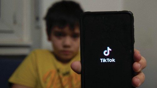 Il logo dell’applicazione Tik Tok su un cellulare (Ansa)