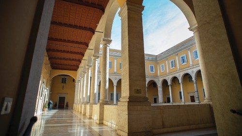  Una bussola  per il cammino  della Chiesa  QUO-025