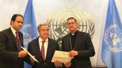 Il cardinale con il segretario generale dell’Onu António Guterres e il giudice Mohamed Mahmoud Abdel Salam Il cardinale con il segretario generale dell’Onu António Guterres e il giudice Mohamed Mahmoud Abdel Salam