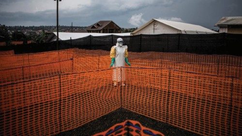 Operatore sanitario alle prese con controlli anti-ebola (Afp)