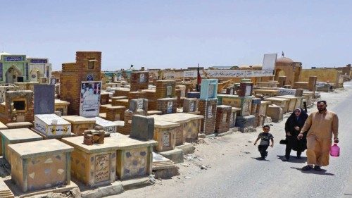 A Najaf un cimitero per i morti che nessuno voleva QUO-035 A Najaf un cimitero per i morti che nessuno voleva QUO-035