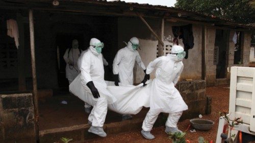 Operatori sanitari al lavoro in Liberia (Epa) Operatori sanitari al lavoro in Liberia (Epa)